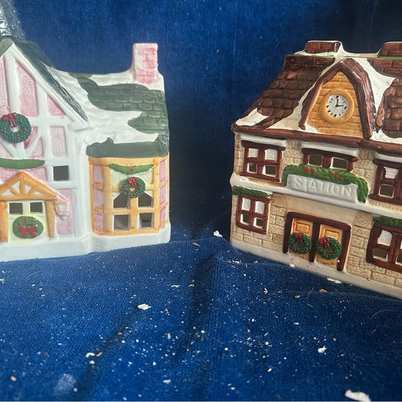 LOT OF 2 Christmas Village High Gloss Glaze Lighted Houses Cottages Taiwan 7” H - Picture 7 of 9